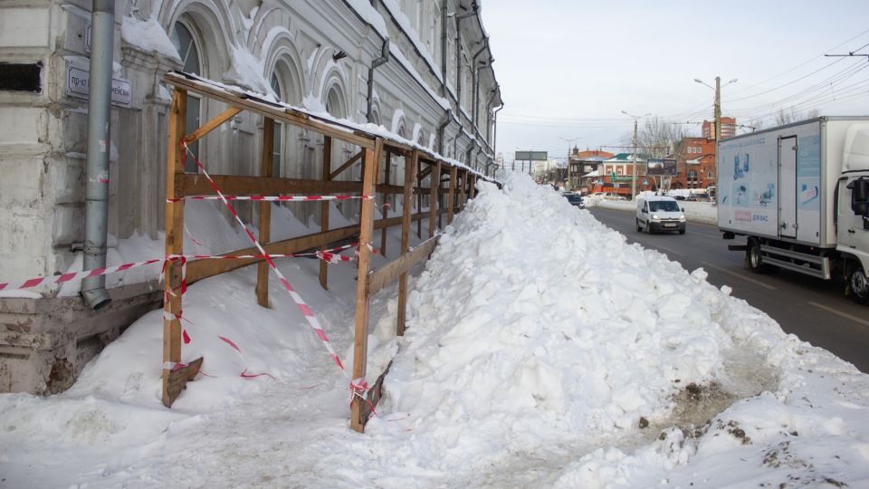 Барнаульские дети вынуждены ходить в школу по проезжей части