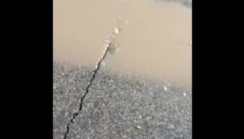 Барнаулец показал трещины в новом асфальте, которые размывают веселые ручьи