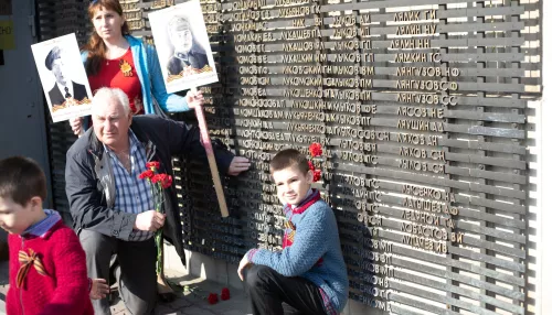 Мемориал Славы в Барнауле дополнили фамилиями трех красноармейцев