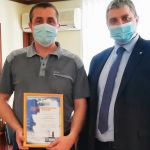 На Алтае наградили водителя, который спас людей из горящего ТЦ