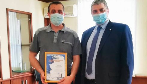 На Алтае наградили водителя, который спас людей из горящего ТЦ