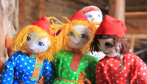 Новосибирский блогер скупила всех кукол у торгующей на улице 89-летней бабушки
