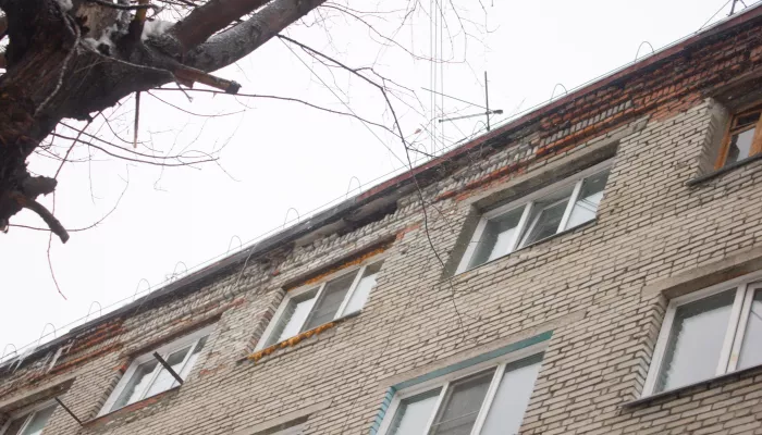 Школьники начали петь в домофоны и собирают миллионы просмотров. Видео