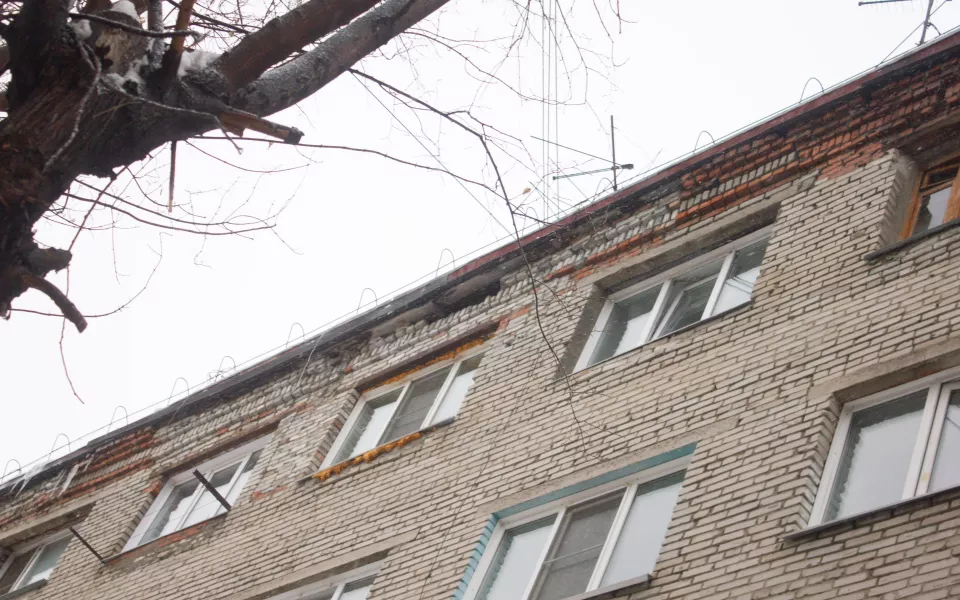 Школьники начали петь в домофоны и собирают миллионы просмотров. Видео