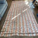 Пачки денег: появились фото взятки главы алтайского минздрава
