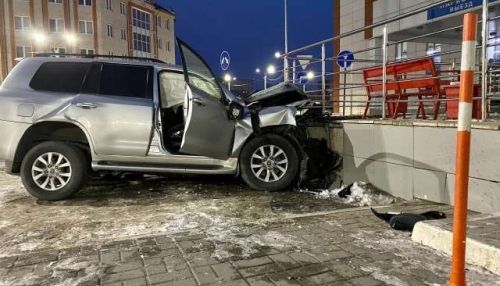 Три человека погибли в джипе, который врезался в ТЦ в Великом Новгороде
