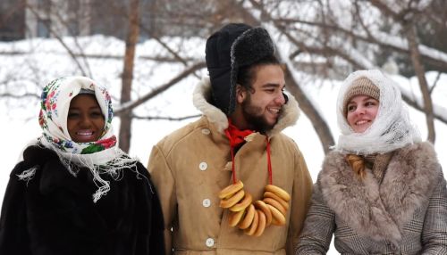 В Барнауле африканцы устроили на Масленницу  фотосессию в валенках под березой