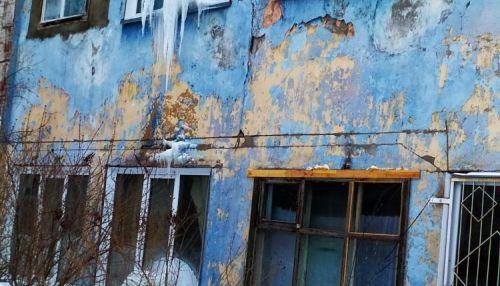 Никому не нужны: в Бийске жители аварийного и бесхозного дома бьют тревогу