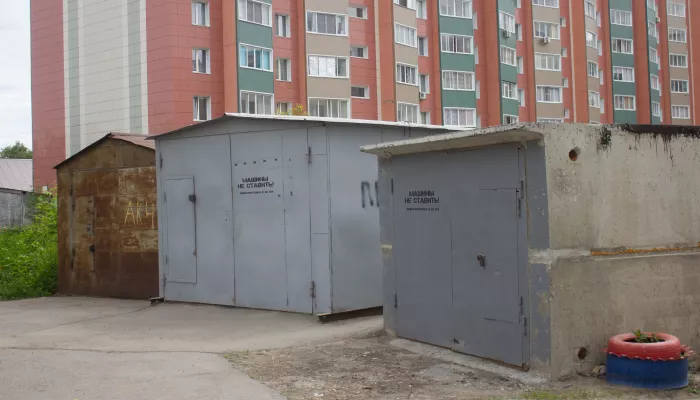 Самовольно запитанные гаражи в Барнауле массово отключают от электричества