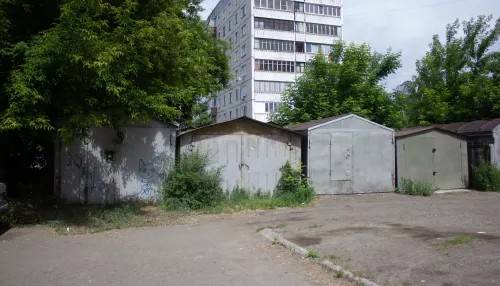 Самовольно запитанные гаражи в Барнауле массово отключают от электричества