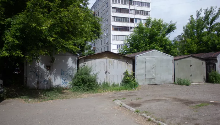 Самовольно запитанные гаражи в Барнауле массово отключают от электричества