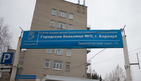 Более 100 медиков главного ковидного госпиталя края наградили в Барнауле