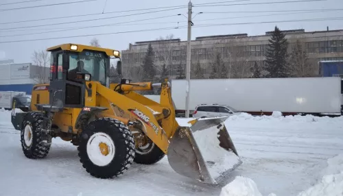 В Барнауле продолжают очищать городские улицы от снега и наледи