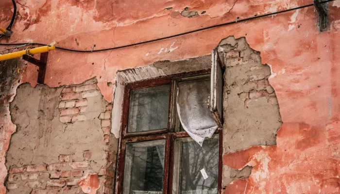 В Барнауле сносят аварийный дом между двумя проспектами