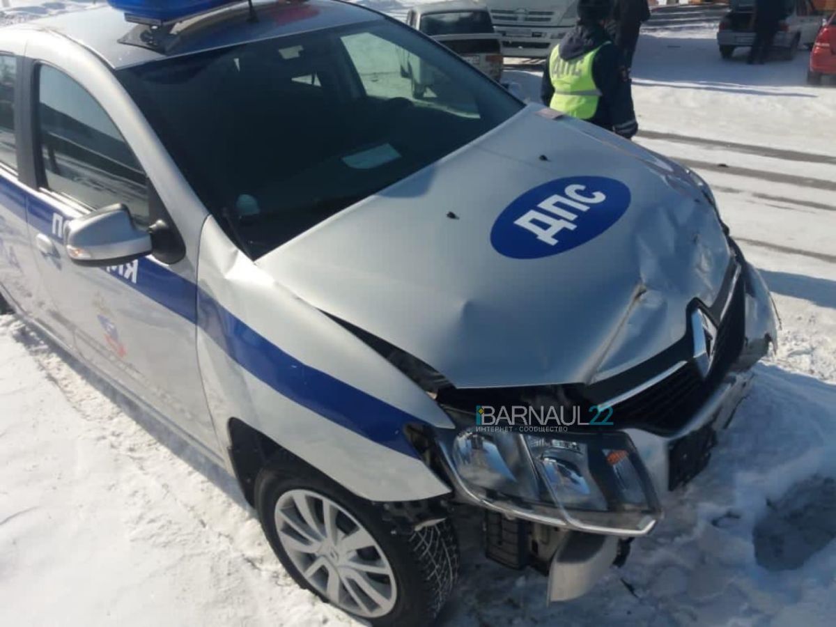 Момент ДТП с машиной полиции в Алтайском крае попал на видео | 17.03.2021 |  Барнаул - БезФормата