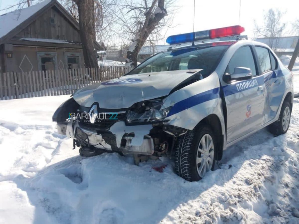 Момент ДТП с машиной полиции в Алтайском крае попал на видео | 17.03.2021 |  Барнаул - БезФормата