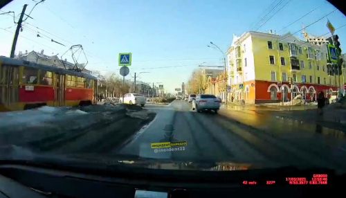 В центре Барнаула трамвай протаранил легковушку на перекрестке