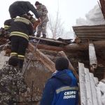 Алтайские спасатели вытащили мужчину из-под обломков рухнувшего чердака
