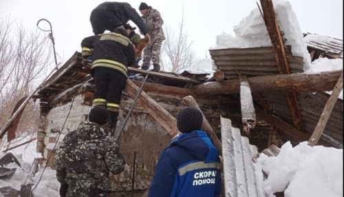 Алтайские спасатели вытащили мужчину из-под обломков рухнувшего чердака