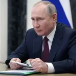 Директор школы отчитала ученика, который сделал замечание Путину
