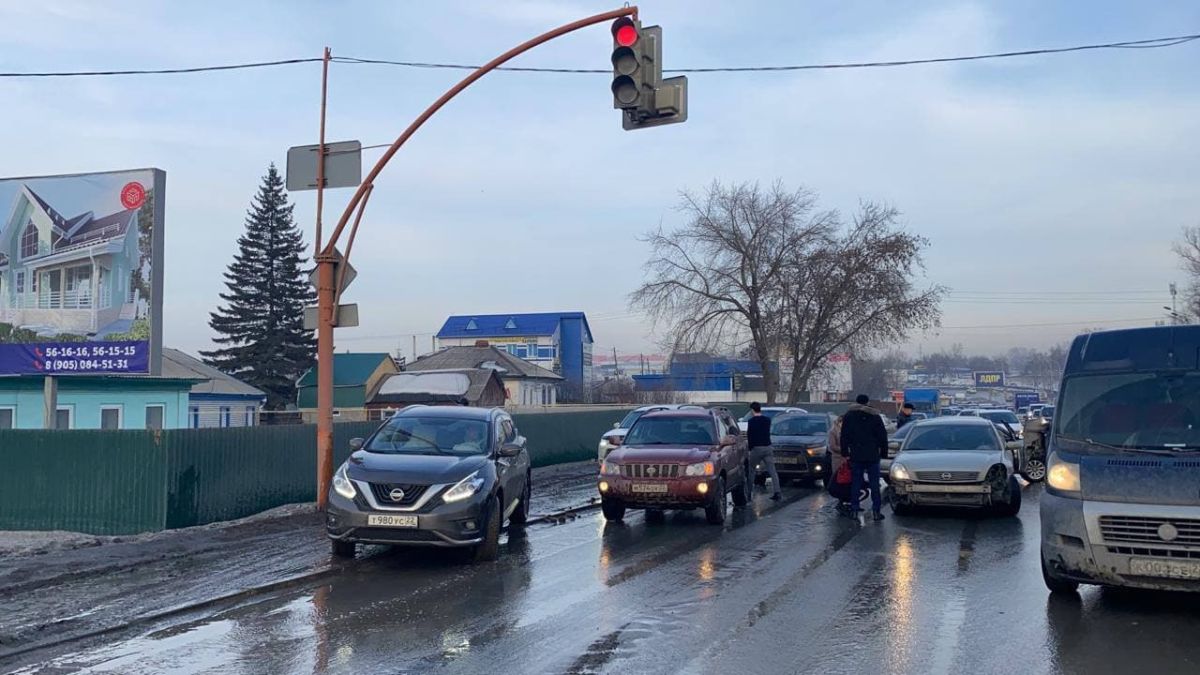 Очевидцы: массовое ДТП перекрыло выезд из центра Барнаула | 20.03.2021 |  Барнаул - БезФормата