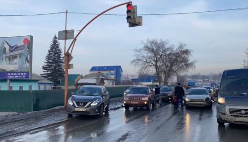 Очевидцы: массовое ДТП перекрыло выезд из центра Барнаула