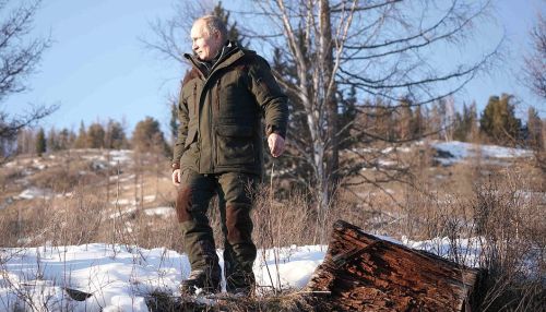 В Сети появились кадры с отдыха Путина в сибирской тайге