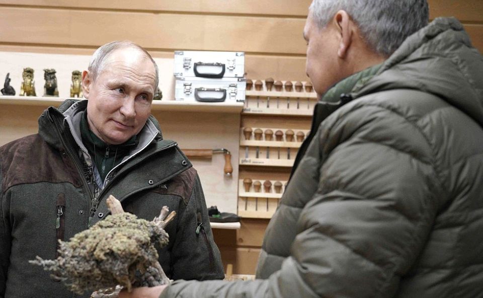 Владимир Путин и Сергей Шойгу на отдыхе в тайге