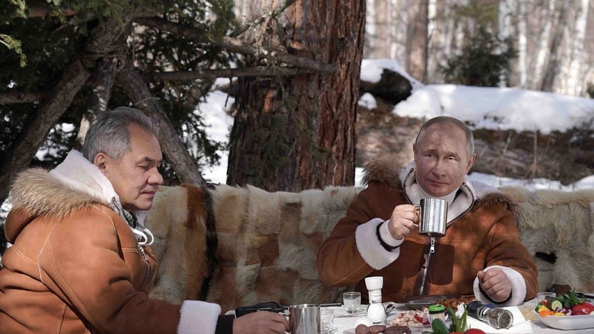 Владимир Путин и Сергей Шойгу на отдыхе в тайге