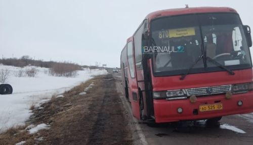 На Алтае пассажиров рейсового автобуса высадили на трассе из-за поломки