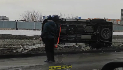 Не выспался: автомобиль перевернулся на бок после ДТП в Барнауле