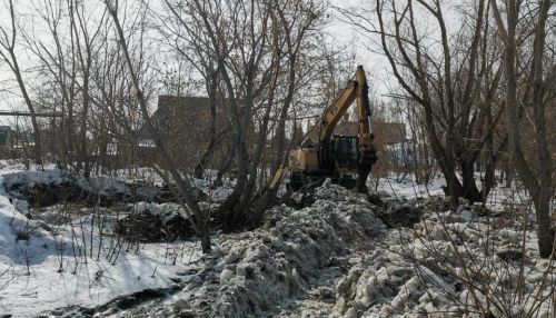 В Барнауле чистят снег и наледь после разлива Пивоварки