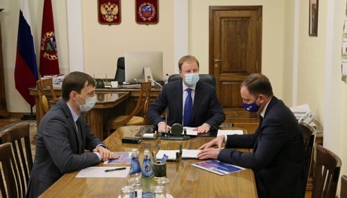 Виктор Томенко обсудил с энергетиками прохождение осенне-зимнего сезона в крае