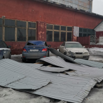 Сильный ветер снес часть кровли со здания в Барнауле