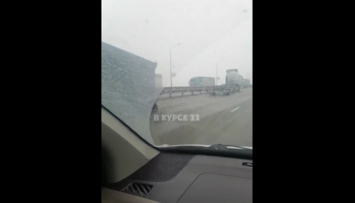 Штормовой ветер в Барнауле сдувает фуры и светофоры