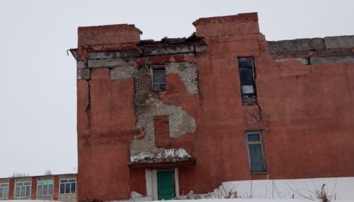 Часть стены обрушилась в здании школы в Алтайском крае