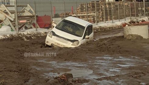 Жители барнаульского квартала Адмирал тонут в грязи