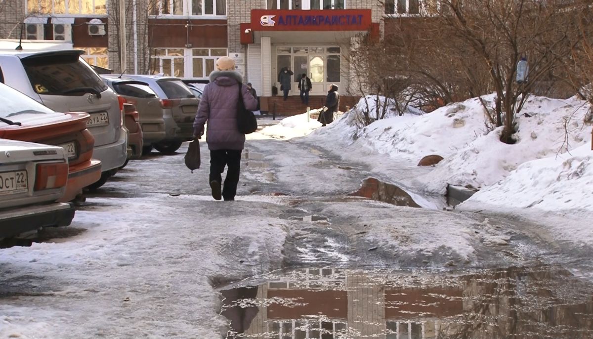 Дворник убирает лед. Снежный двор. Уборка территории зимой. Чистят дворы. Уборка дворов от снега.