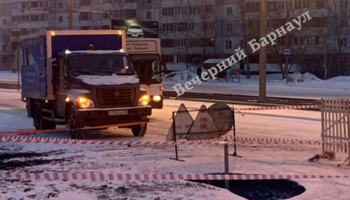 Барнаульские коммунальщики залатали дыру в асфальте на Попова