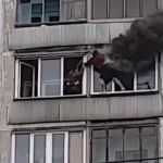 В Новосибирске соседи по балкону перетащили юношу из горящей квартиры