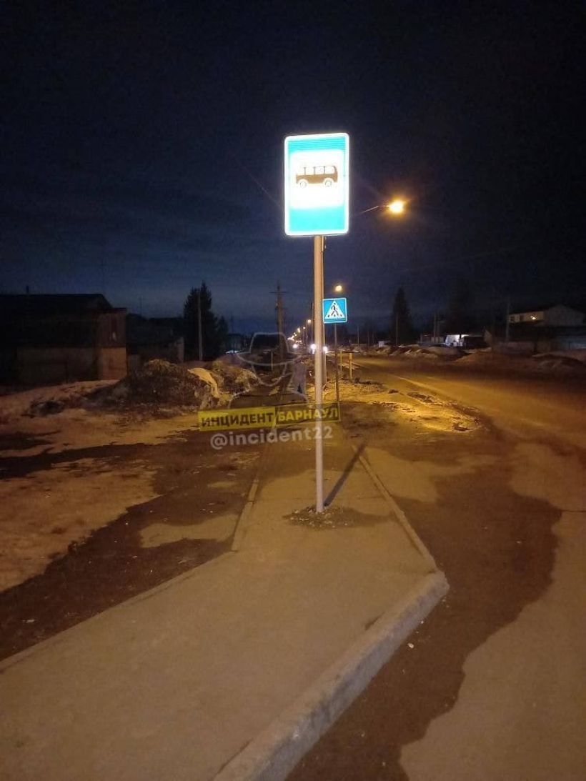 Дорожный знак Фото:"Инцидент Барнаул"/"ВКонтакте"