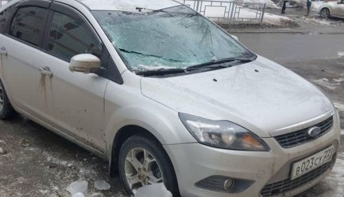 В Барнауле глыба льда с крыши разбила припаркованное авто