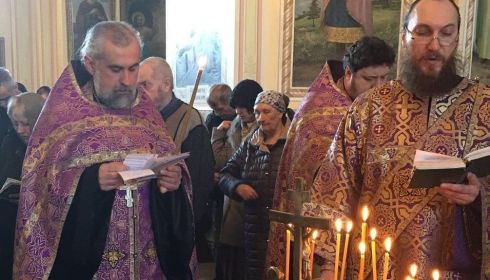 Алтайский священник помолился за голливудский актеров Коннери и Рикмана