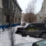 В Барнауле снег с крыши бойлерной сошел на внедорожник