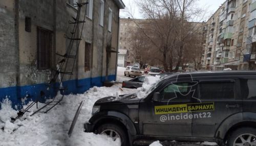 В Барнауле снег с крыши бойлерной сошел на внедорожник