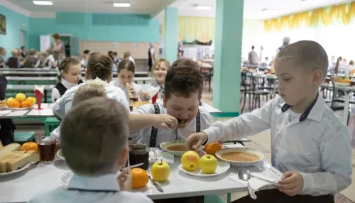 В Алтайском крае хотят выделять больше средств на питание детей в школах