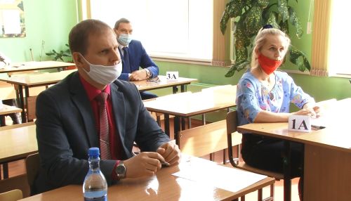 Родители выпускников и алтайский министр сдали ЕГЭ по русскому языку
