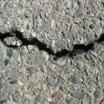 В Бийске отремонтированную дорогу перерезали глубокие трещины