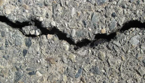 В Бийске отремонтированную дорогу перерезали глубокие трещины