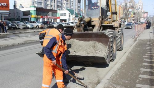 В Барнауле дорожники очистили все ливневки и дождеприемники в городе
